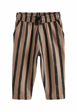 Brązowe spodnie dresowe z czarnymi pionowymi paskami, elastycznym pasem, sznurkiem do wiązania i bocznymi kieszeniami. Tekstura materiału wydaje się miękka.