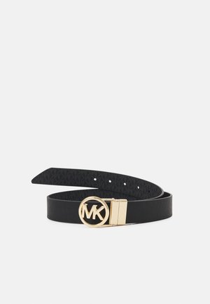 Cinto de couro preto com uma fivela circular em tom de ouro com o logo "MK", textura suave e correia ajustável com vários furos.