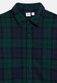 Πουκάμισο με κουμπιά σε σκούρο πράσινο και ναυτικό μπλε καρό, με γιακά και μικρή τσέπη στο στήθος, με ετικέτα GAP Kids, μέγεθος μεγάλο.