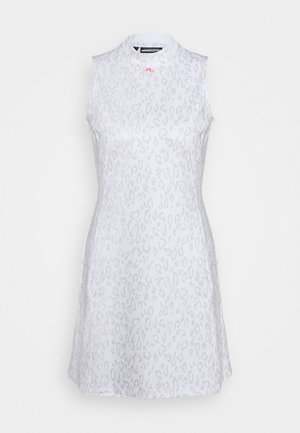 Robe blanche sans manches avec un motif discret de léopard gris et un col montant, ornée d'un petit logo rouge sous l'encolure.