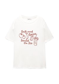 Witte katoenen T-shirt met een grafisch ontwerp in het rood. Het ontwerp bevat tekst en illustraties van tomaten, chilipepers, kruiden en een drankje op ijs.