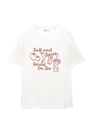 T-shirt en coton blanc avec un graphisme rouge. Le design comprend du texte et des illustrations de tomates, de piments, d'épices et d'une boisson sur glace.