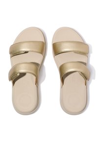 Gouden slidesandalen met twee brede bandjes. Het materiaal is metallic bovenop met een gladde, beige rubberen zool. Platte ontwerp met een ronde vorm.
