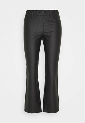 Mustat leveälahkeiset housut, jotka on valmistettu sileästä, teksturoidusta materiaalista. Niissä on joustava vyötärö ja tiukka siluetti, joka ulottuu nilkkoihin.