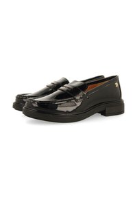 Mocassins en cuir verni noir avec un bout arrondi, dotés d'une sangle décorative à l'avant et d'une semelle noire basse et texturée. Détail en accent doré.