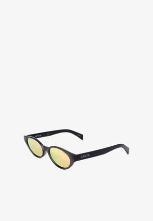 Occhiali da sole neri Levi's con lenti ovali riflettenti giallo-verdi e logo sulle aste, mostrati su sfondo bianco.