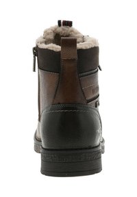 Bottine marron et noire avec un extérieur en cuir texturé, une doublure pelucheuse au niveau du col, et une fermeture éclair latérale pour un enfilage facile.