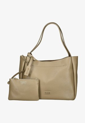 Beige Leder-Tote mit weit öffnender Öffnung, zwei Schulterriemen und einer kleineren passenden Tasche. Hat eine glatte Textur und minimales Zubehör.