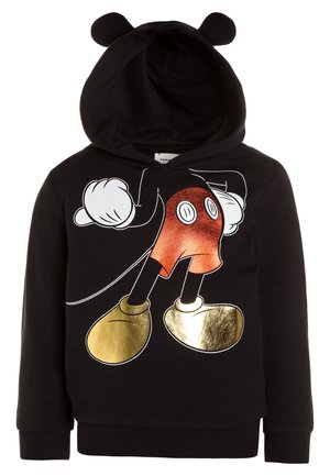 Schwarzer Hoodie mit glänzenden goldenen Schuhen, roten Shorts und Händen mit weißen Handschuhen; die Kapuze hat zwei runde schwarze Ohren angebracht.