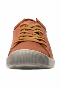 Pomarańczowy skórzany sneaker z zaokrąglonym noskiem, beżowymi sznurowadłami i teksturowaną szaro-rubberową podeszwą. Posiada prosty design bez widocznych wzorów.