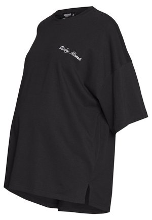 T-shirt de maternité noir oversize à manches courtes avec un texte blanc en cursive « Baby Mama » sur la poitrine et des fentes latérales à l'ourlet.