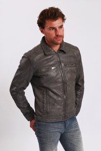 Grå läderjacka med krage, två bröstfickor med dragkedja och dragkedjestängning fram. Slät textur och figurnära design med ribbade detaljer.