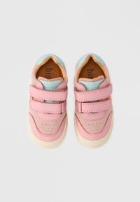 Ροζ και μπεζ αθλητικά παπούτσια με διπλά λουράκια βέλ κρο, λείες και σουέντ υφές, ανοιχτομπλε λεπτομέρειες και διάτρητη λεπτομέρεια στη μύτη.