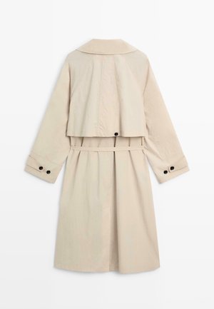 Trench beige con cintura, maniche lunghe, dettaglio del giogo posteriore e bottoni neri su polsini e spacco posteriore.