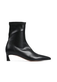 Czarne skórzane botki za kostkę z wydłużonym noskiem, niskim blokowym obcasem i dopasowaną cholewką. Gładka tekstura o minimalistycznym designie i bez widocznych elementów metalowych.