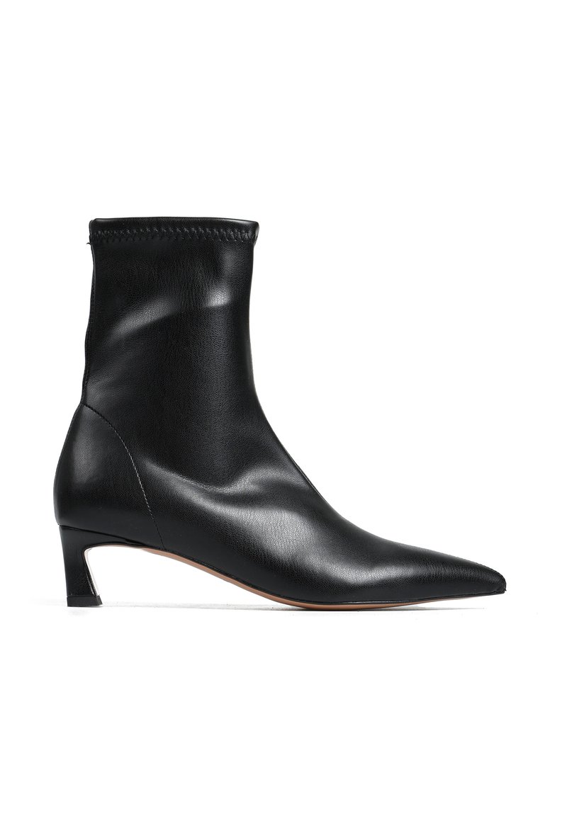 Czarne skórzane botki za kostkę z wydłużonym noskiem, niskim blokowym obcasem i dopasowaną cholewką. Gładka tekstura o minimalistycznym designie i bez widocznych elementów metalowych.