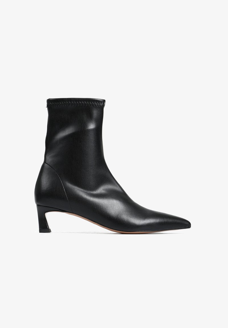 Czarne skórzane botki za kostkę z wydłużonym noskiem, niskim blokowym obcasem i dopasowaną cholewką. Gładka tekstura o minimalistycznym designie i bez widocznych elementów metalowych.