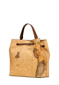 Borsa a secchiello in pelle marrone chiaro con un design di mappa vintage, manici in pelle marrone e occhielli metallici. Forma compatta e strutturata.
