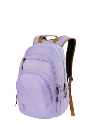 Sac à dos lavande avec plusieurs compartiments zippés, bretelles marron réglables et une poignée de transport en haut.