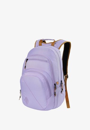 Sac à dos lavande avec plusieurs compartiments zippés, bretelles marron réglables et une poignée de transport en haut.