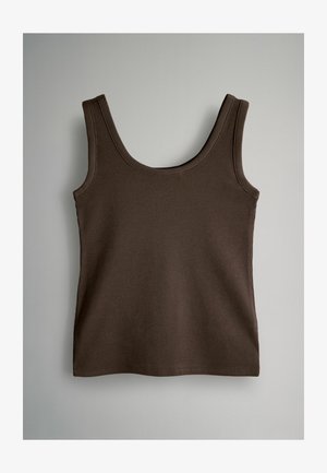 Brun ribbet tanktop med rund halsudskæring og brede skulderstropper, der har en tætsiddende pasform og blød tekstur.