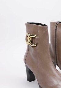 Sandra Fontán LUSIAL - Bottines à talons hauts - beige