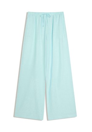 Pantaloni largi, bleu, cu talie elastică şi şnur, aşezaţi pe o suprafaţă albă.