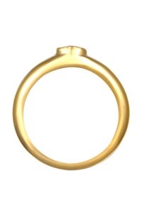 Zlati prstan z gladkim, zaobljenim trakom in subtilnim dvignjenim središčem. Ima poliran zaključek in minimalističen dizajn.
