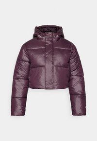 Giacca imbottita cropped di colore viola scuro, con una texture lucida, cappuccio e sezioni trapuntate orizzontali. Design semplice per la chiusura frontale.