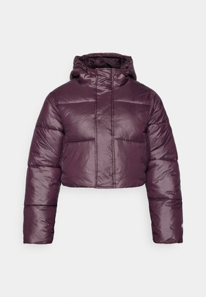 Giacca imbottita cropped di colore viola scuro, con una texture lucida, cappuccio e sezioni trapuntate orizzontali. Design semplice per la chiusura frontale.