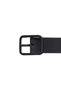 Cinturón de cuero negro con hebilla cuadrada de metal negro, que presenta una textura suave y un diseño minimalista. Detalle de costura cerca de la hebilla.