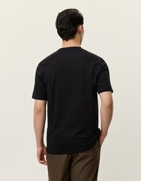 Zwart katoenen T-shirt met korte mouwen en een klassieke ronde halslijn, met een gladde textuur en een relaxed fit.