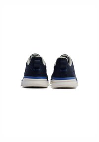 Granatowe sneakersy z siateczkową cholewką i białą podeszwą, z kontrastowymi niebieskimi akcentami i wyprofilowanym kołnierzem, zaprojektowane z myślą o komforcie i wentylacji.