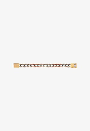 Bracelet en cuir avec une lanière marron, décoré de pierres multicolores et une fermeture métallique affichant un logo de marque.