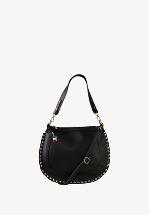 Zwarte leren handtas met een gebogen vorm, gouden studs langs de rand, een verstelbare schouderband en een kleine Italiaanse vlag charme.