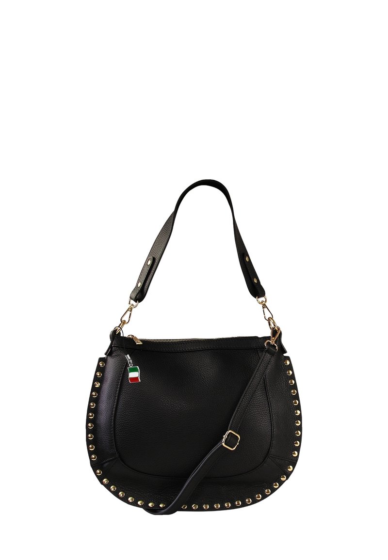 Sac en cuir noir de forme courbée, ornée de rivets dorés le long du bord, d'une bandoulière réglable et d'un petit charme en forme de drapeau italien.
