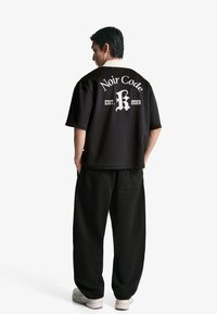 Bershka EMBROIDERED SHORT SLEEVE BOXY FIT - Overhemd - black