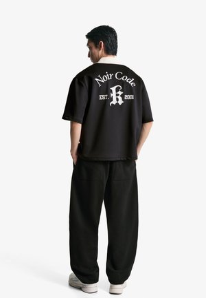 Bershka EMBROIDERED SHORT SLEEVE BOXY FIT - Hemd - black