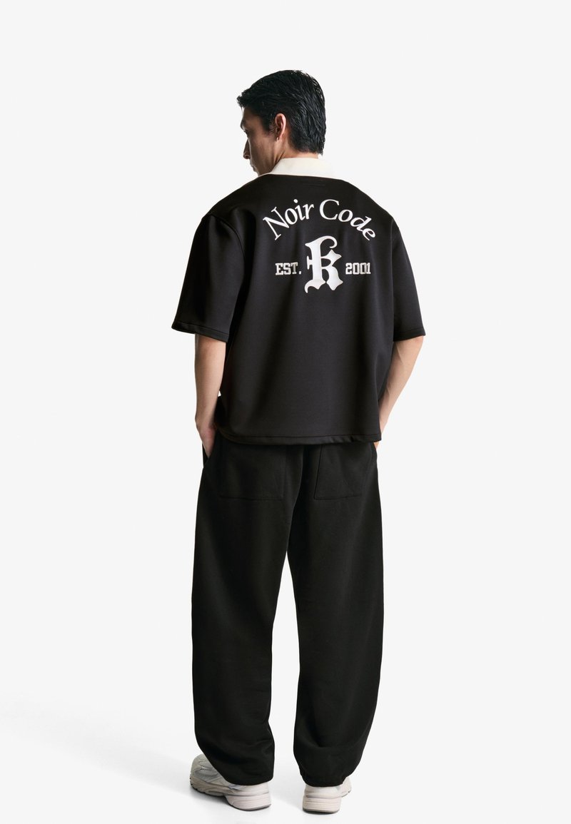 Bershka EMBROIDERED SHORT SLEEVE BOXY FIT - Overhemd - black