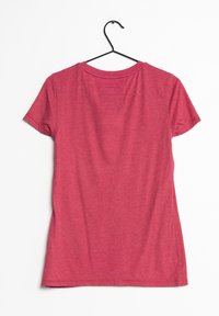 Camiseta roja de manga corta hecha de tela suave, con un cuello redondo y un corte estándar, con la parte trasera lisa y sin logotipos visibles.