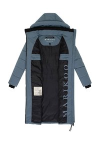 Puhasti kaput u svijetloplavoj boji s crnom unutrašnjošću. Ima kapuljaču, zatvaranje na zip i brendirani logo na unutrašnjoj podstavi. Sadrži dva džepa.