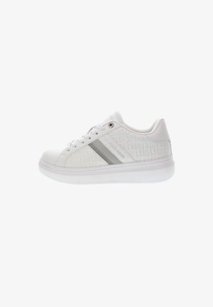 Białe sneakersy z teksturowaną cholewką, zdobioną geometrycznym wzorem, srebrnymi akcentami i grubą białą podeszwą. Sznurowana konstrukcja z zaokrąglonym noskiem.