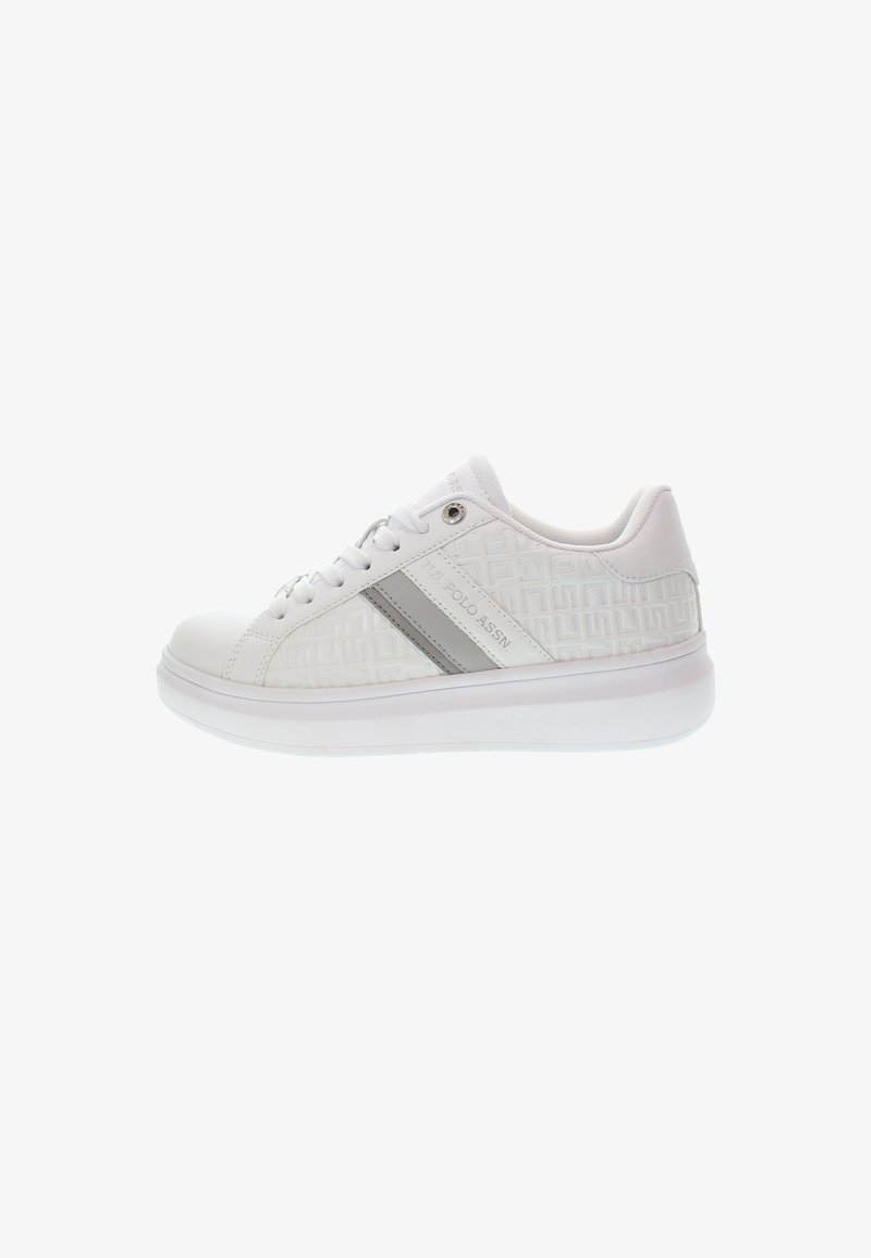 Białe sneakersy z teksturowaną cholewką, zdobioną geometrycznym wzorem, srebrnymi akcentami i grubą białą podeszwą. Sznurowana konstrukcja z zaokrąglonym noskiem.