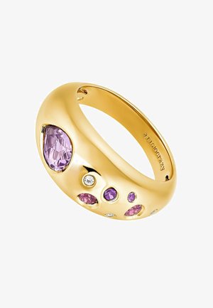 Anillo de oro con un diseño liso y redondeado que presenta múltiples piedras preciosas moradas y claras de diversas formas y tamaños incrustadas en la superficie.