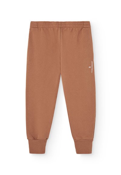 Hnedé tepláky s elastickým pásom, rebrovými manžetami a bielym logom na stehne. Vyrobené z mäkkého, elastického materiálu.