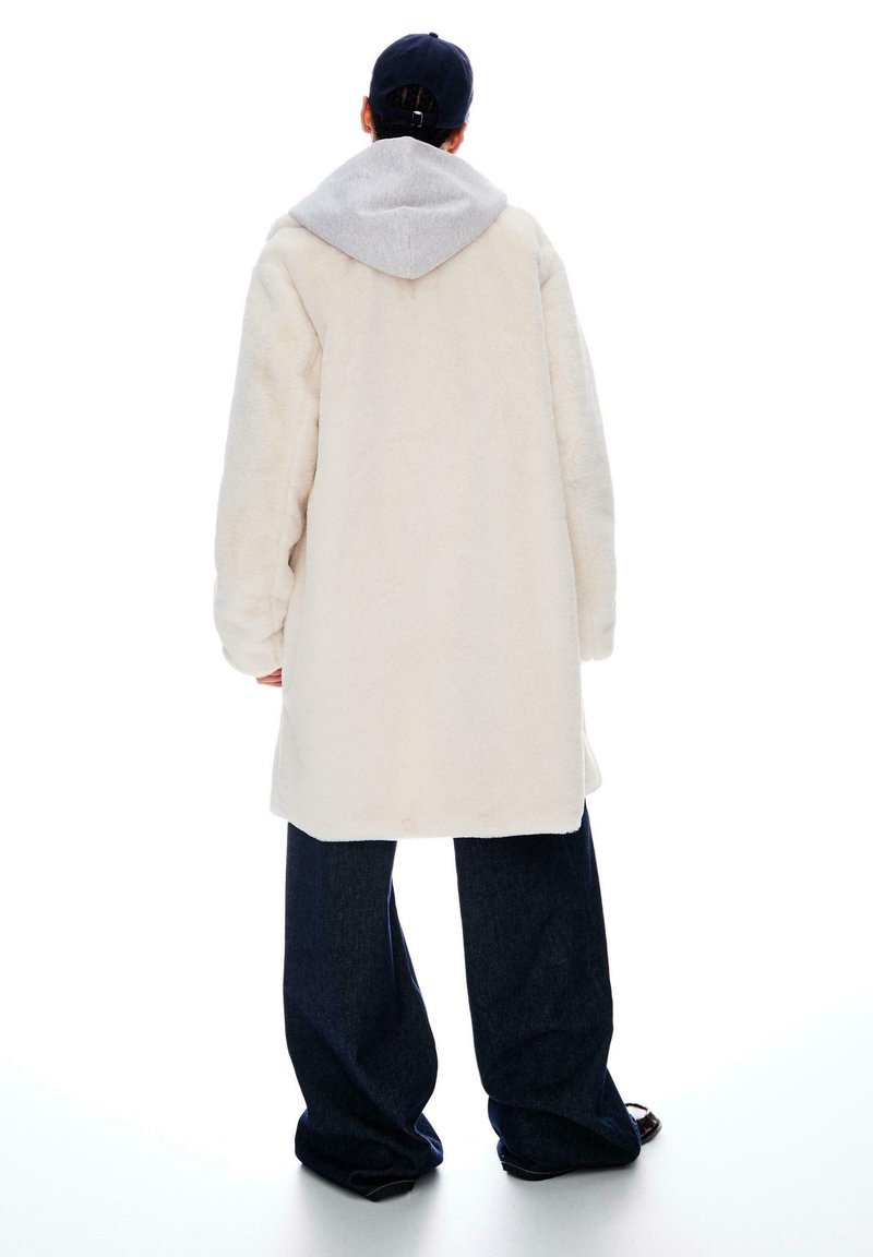 Bershka Wintermantel beige
