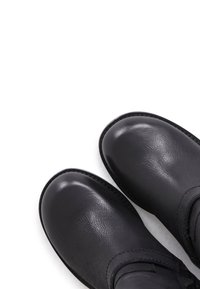 Černé kožené kotníkové boty s kulatými špičkami a viditelným šitím, zobrazené na bílém pozadí.