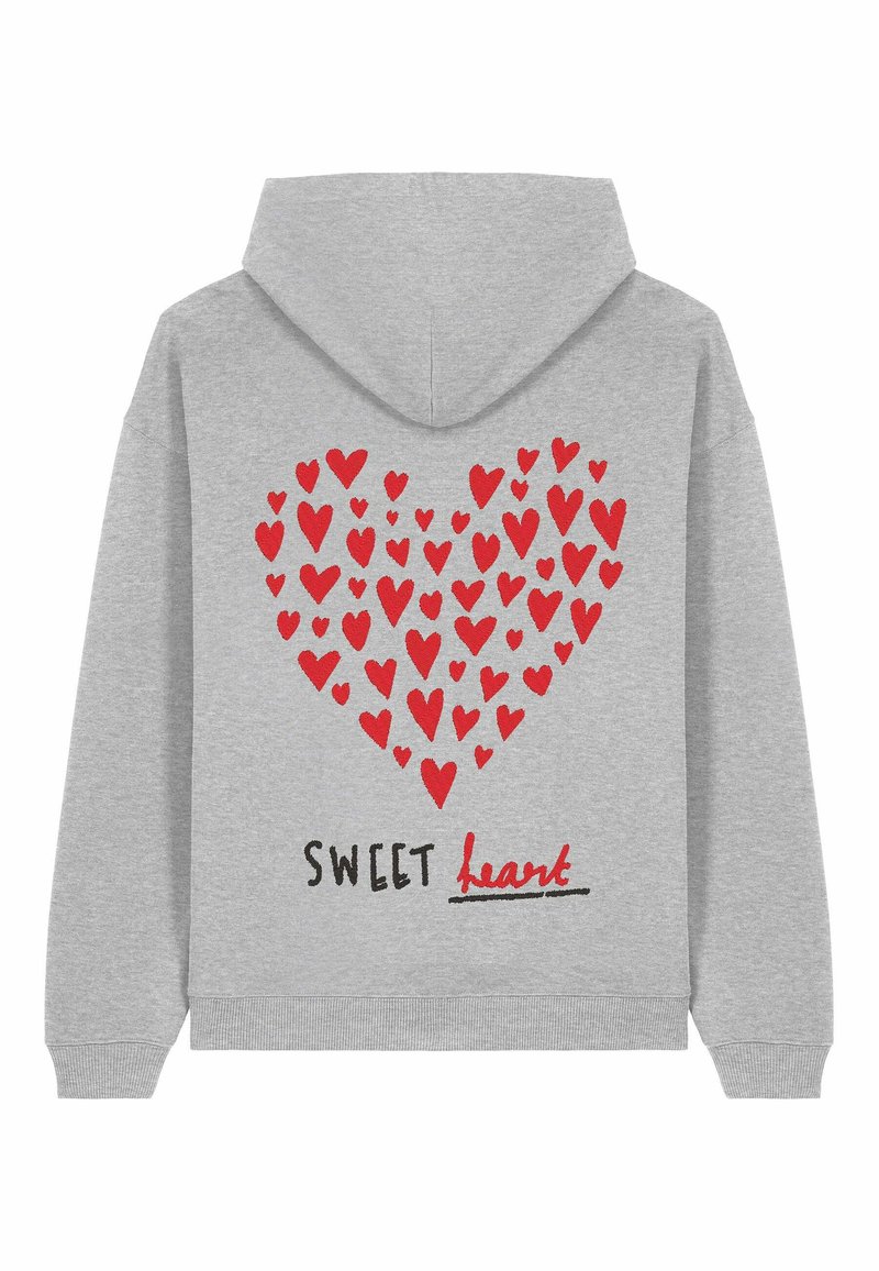 Felpa grigia con un grande design a forma di cuore composto da cuori rossi sul retro, con il testo "SWEET heart" sottostante in nero.