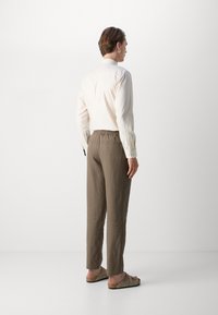 Les Deux PATRICK PANTS - Pantaloni - brown