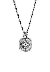 Silver kompass-hänge på en kedja, med en strukturerad fyrkantig design med riktmärken och en detaljerad kompassros.